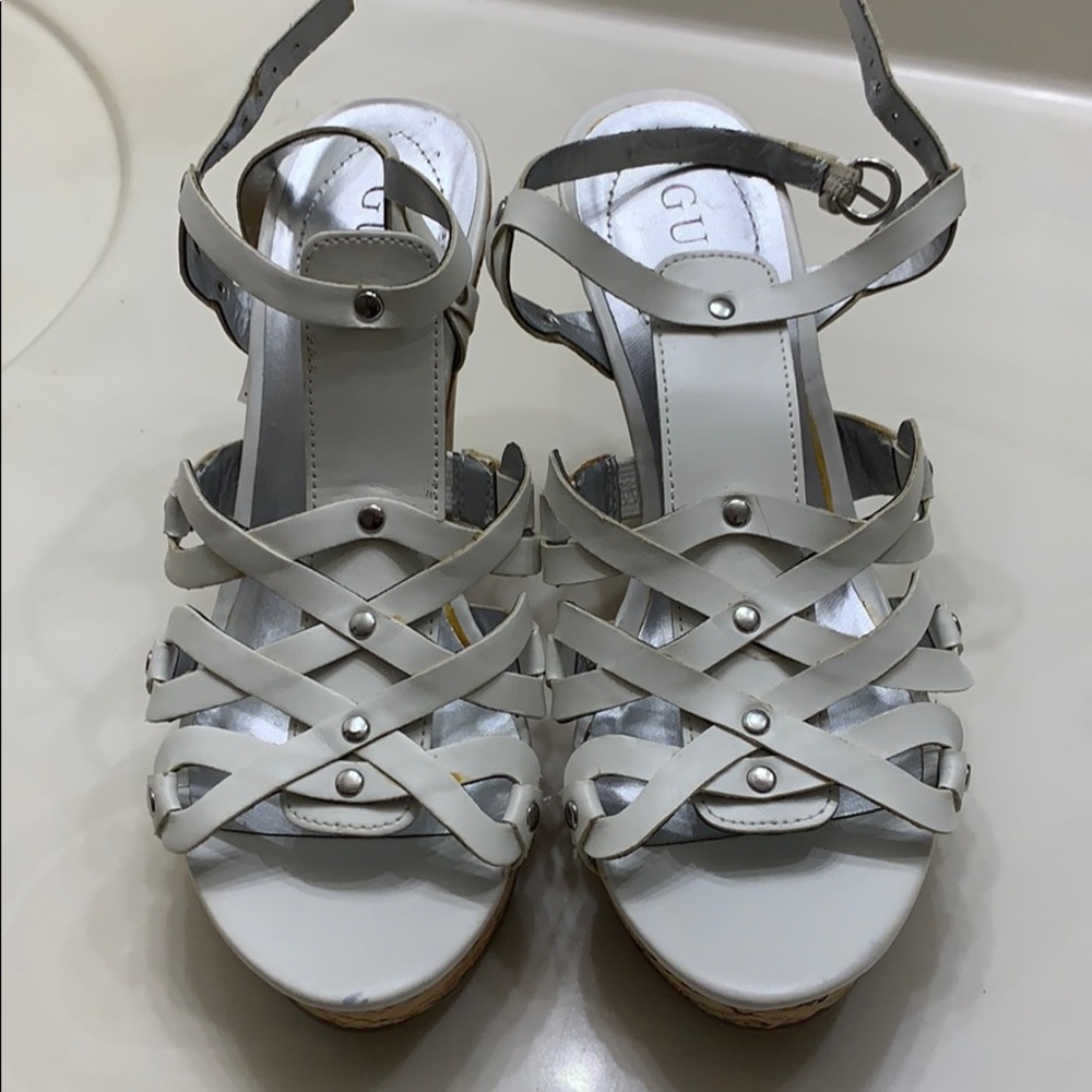 6.5 Guess white wedges